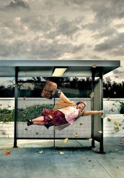 Ветер сносит людей