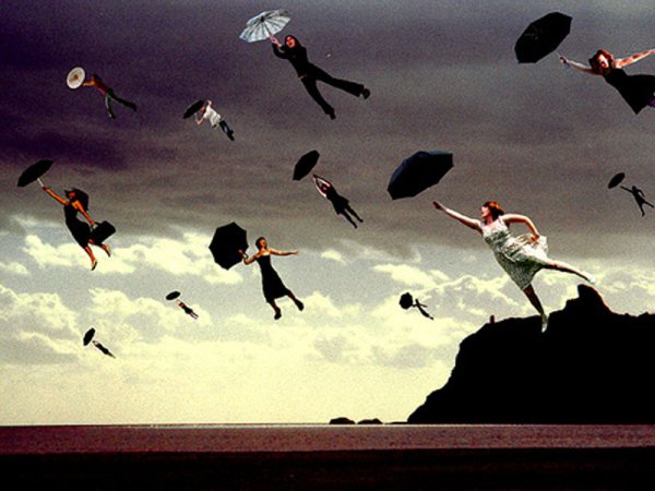 Человека уносит ветром