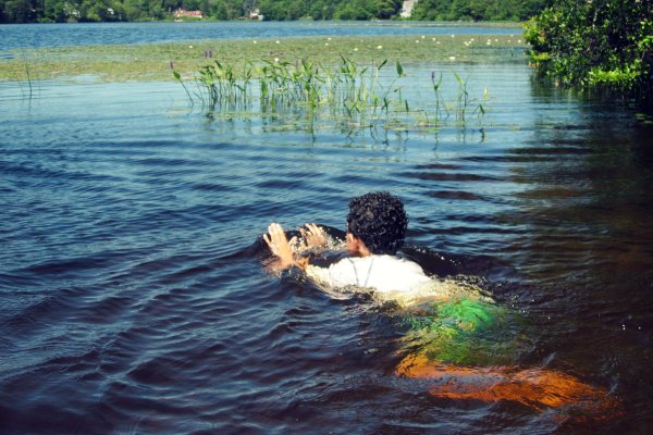 Плавать в речке