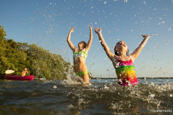 Люди купаются в озере картина