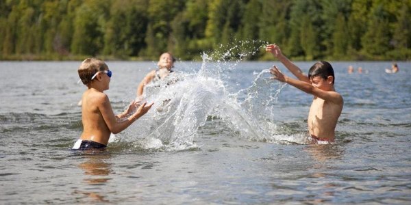 Дети купаются в озере