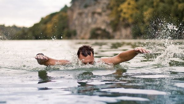 Человек плавает