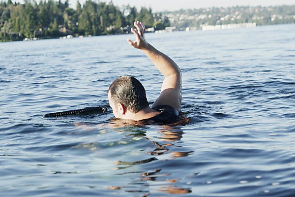 Парень плывет