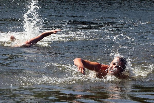 Люди плавают в озере
