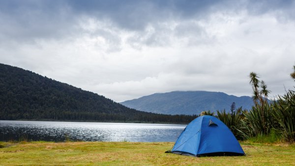 Палатка на берегу реки