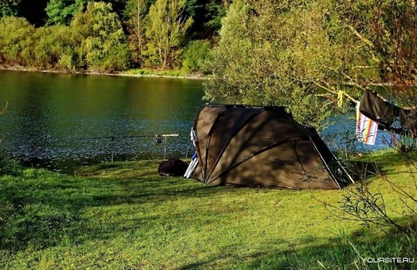 Палатка на берегу озера