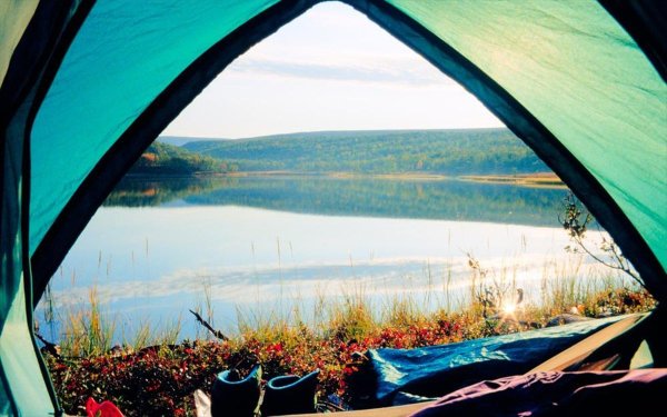 Вид с палатки на озеро
