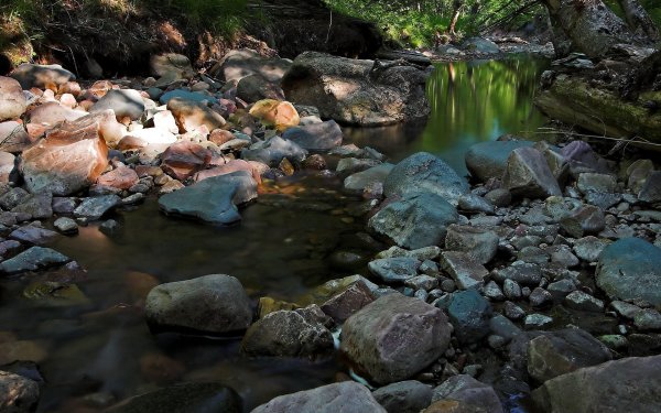 Ручей с камнями