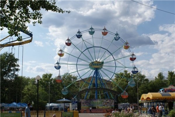 Колесо обозрения в Оренбурге тополя