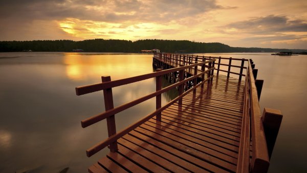 Деревянные мостки на реке