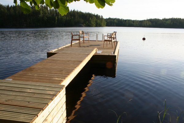 Помост у пруда