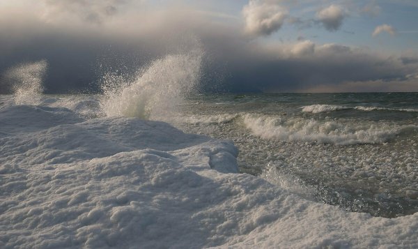Озеро Байкал штормит