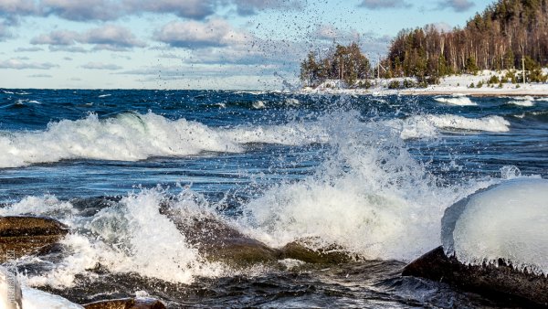 Озеро Байкал волны