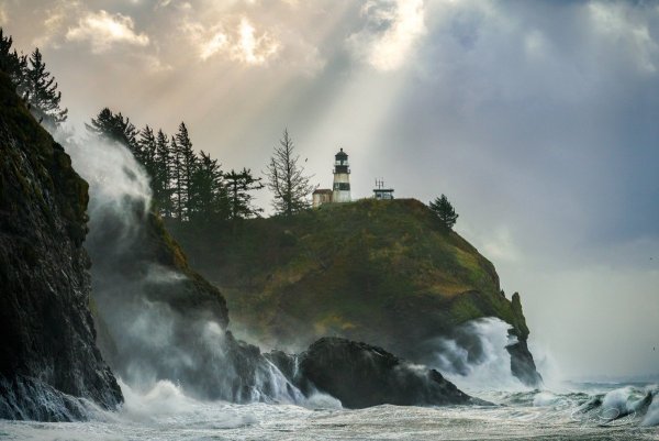 Море скалы Маяк шторм