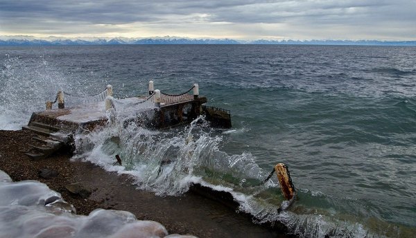Озеро Байкал шторм
