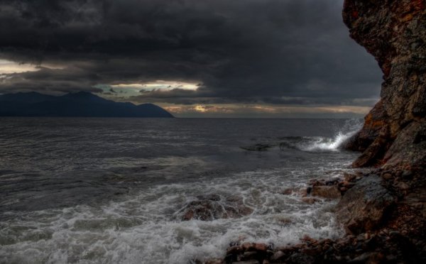 Озеро Байкал шторм волны