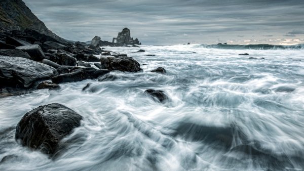 Камни и море шторм