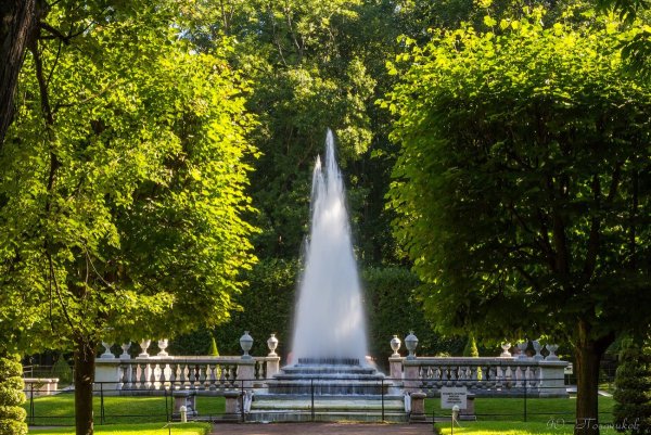 Симметричные фонтаны Петергофа