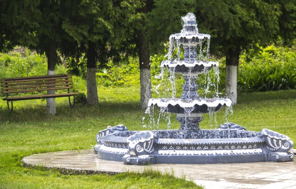 Парк с фонтаном и лавочками в Москве