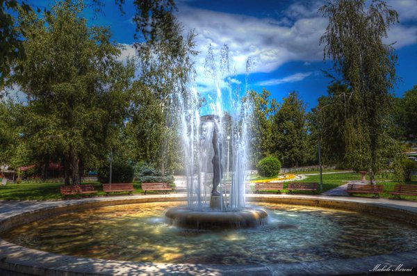 Парк фонтан лавочка каштан