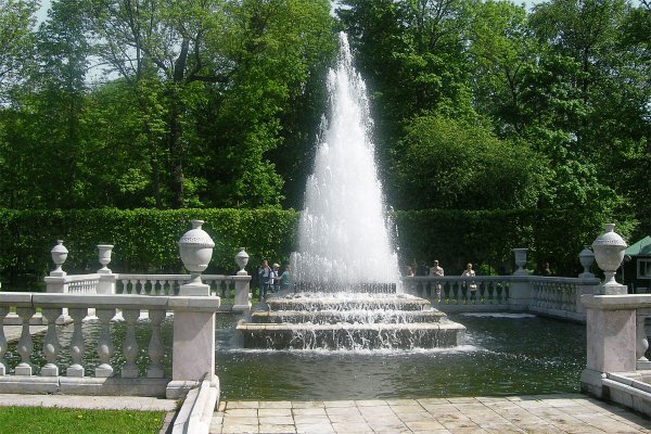 Фонтан пирамида в Петергофе