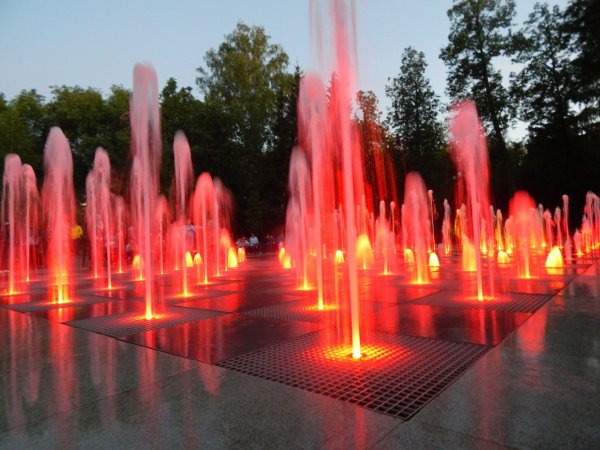 Светомузыкальный фонтан в парке Горького