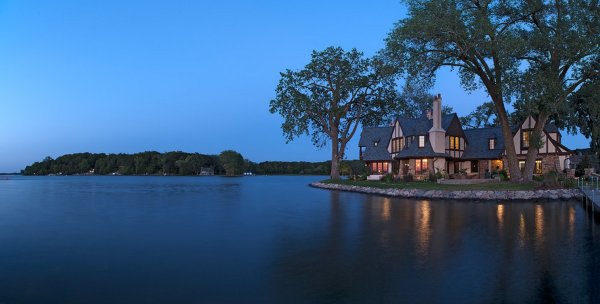 Дом на берегу реки