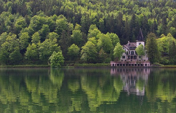 Поместье на берегу реки