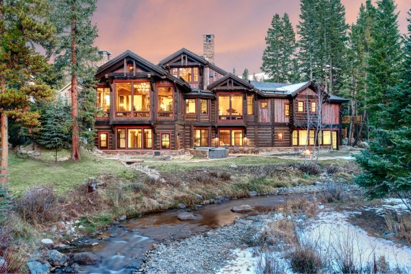 Двухэтажный дом в лесу деревянный