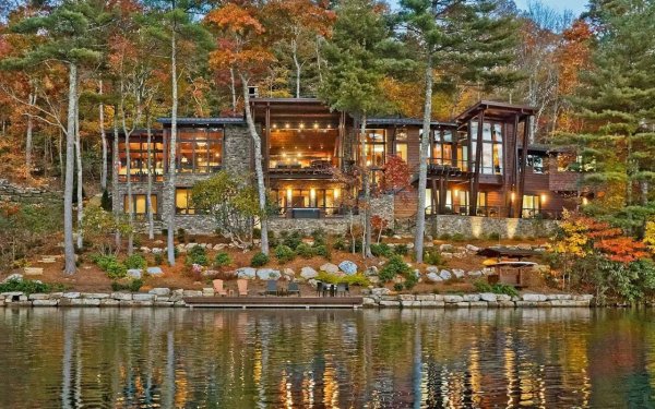 Большой дом в лесу у озера