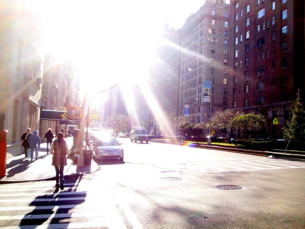 Солнечное утро в городе