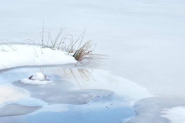 Дети на замерзшем озере