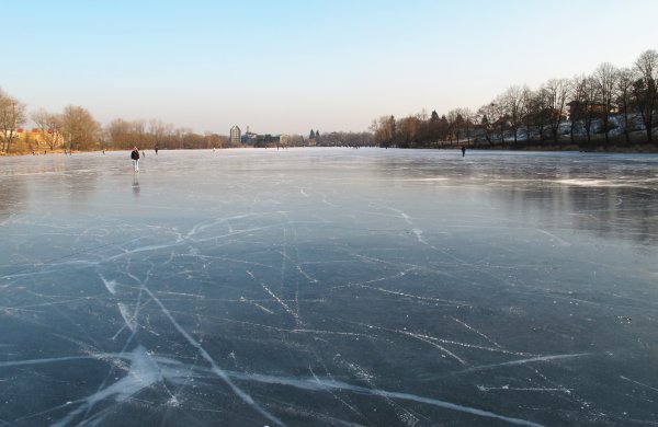 Замерзший водоем