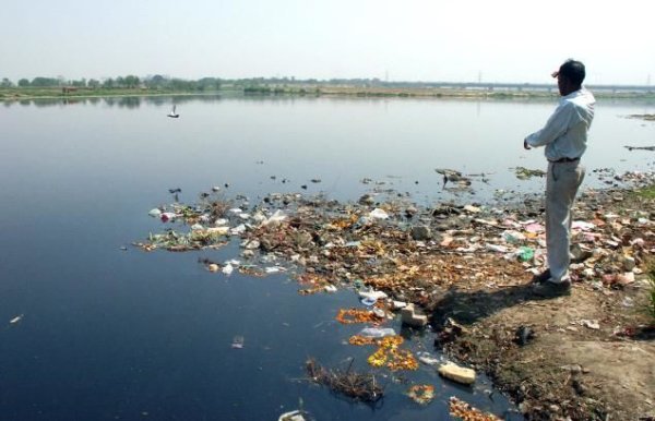 Грязная вода в реке