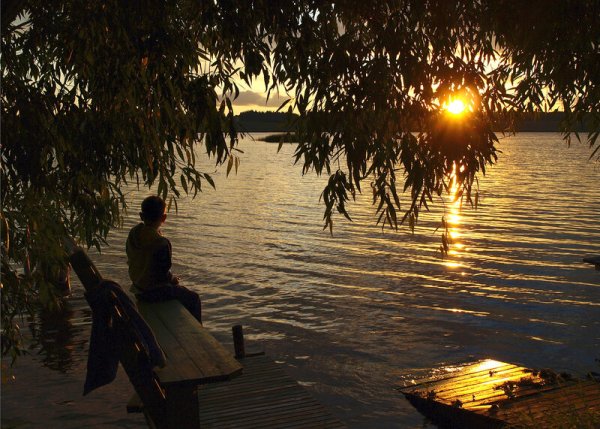 Парень на берегу реки