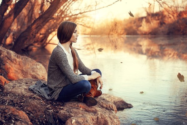 Задумчивая девушка на природе
