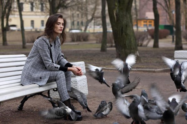 Девушка кормит птиц