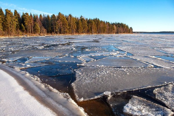 Лед на озере в Карелии