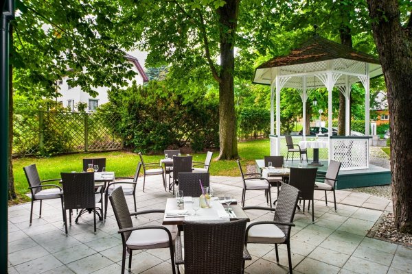 Терраса в летнем саду СПБ