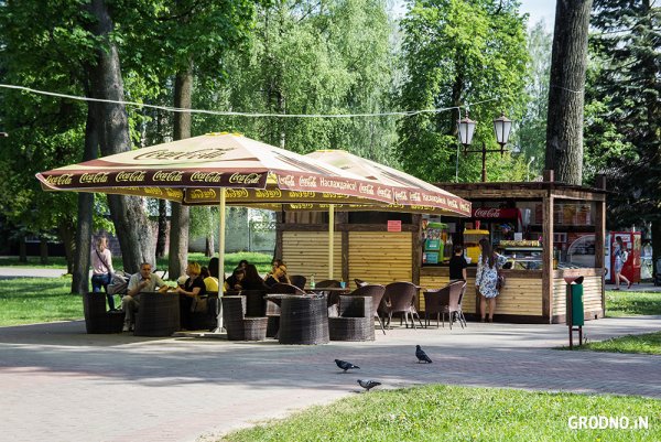 Кафе с летней верандой в парке