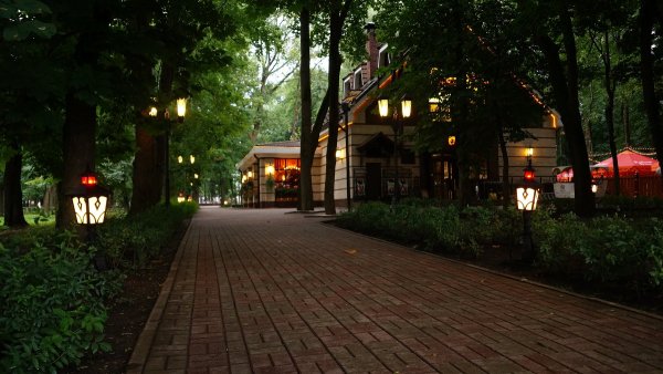 Уличное кафе в парке вечером