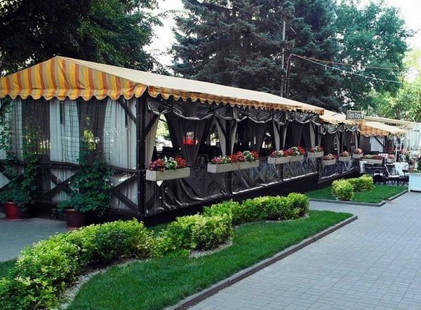 Кафе с летней верандой в парке