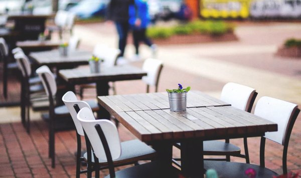 Столы на улице кафе с людьми Урбан