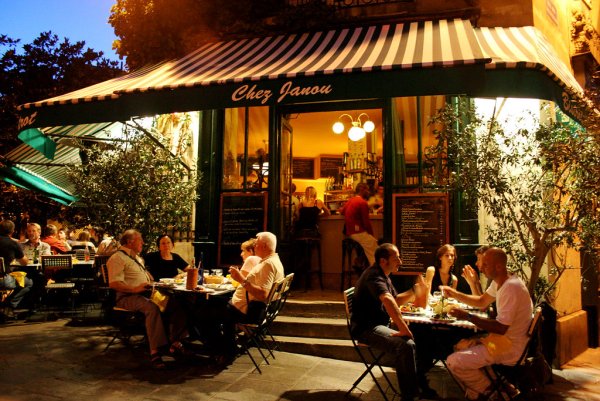 Люди в уличном кафе