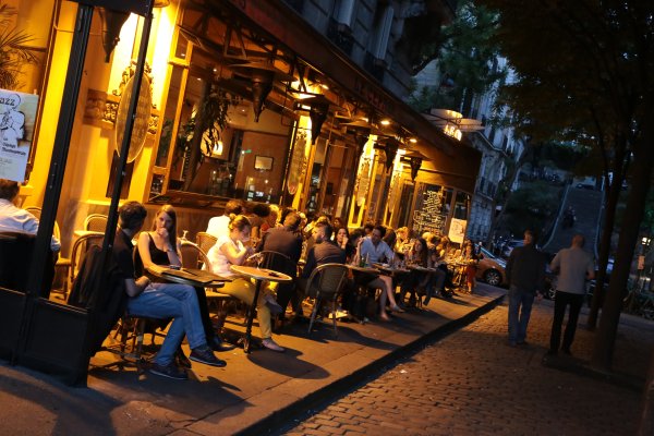 Люди в уличном кафе