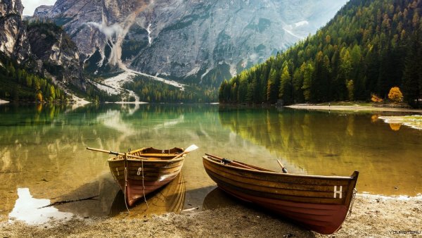 Лодка в реке горы