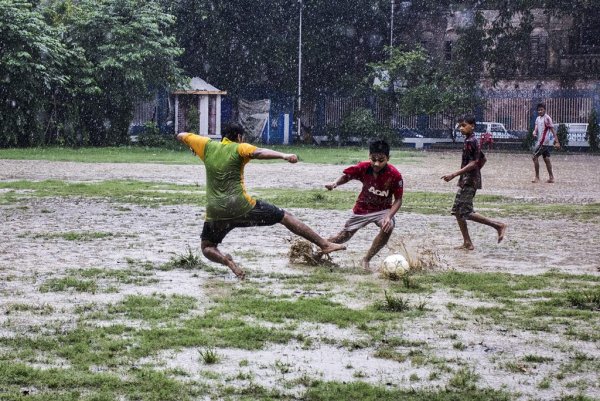 Футбол в дождь