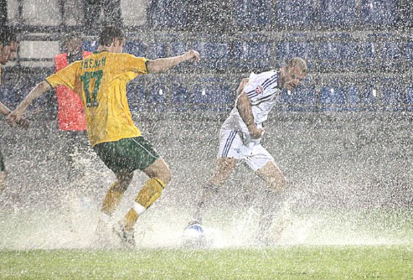 Футбол под дождем