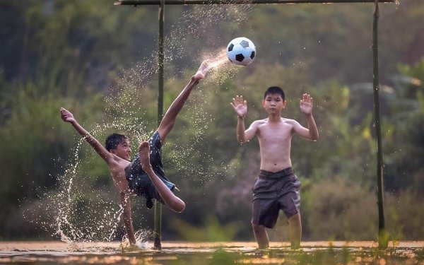 Мальчишки играют в футбол