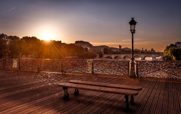 Скамейка в парке ночью